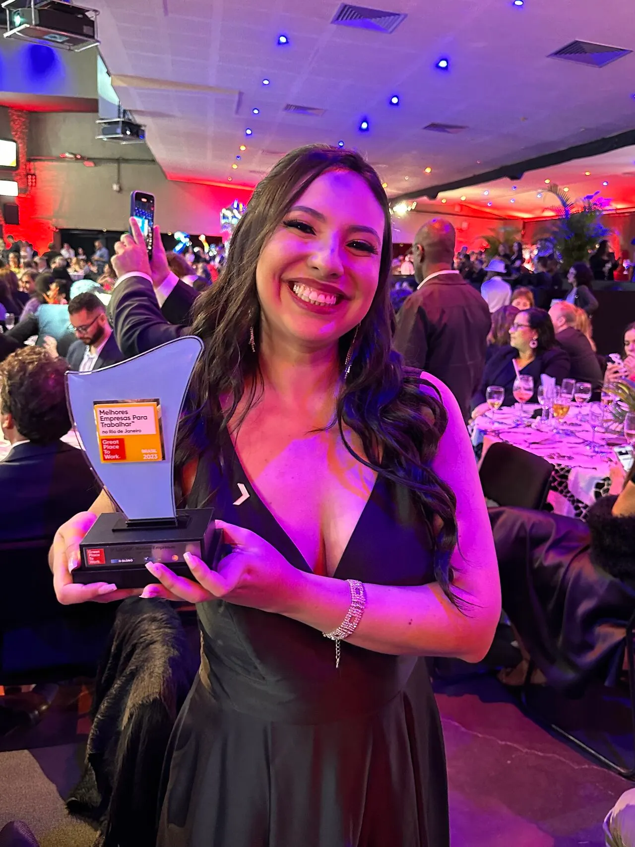 Gaby segurando o troféu GPTW Rio de Janeiro