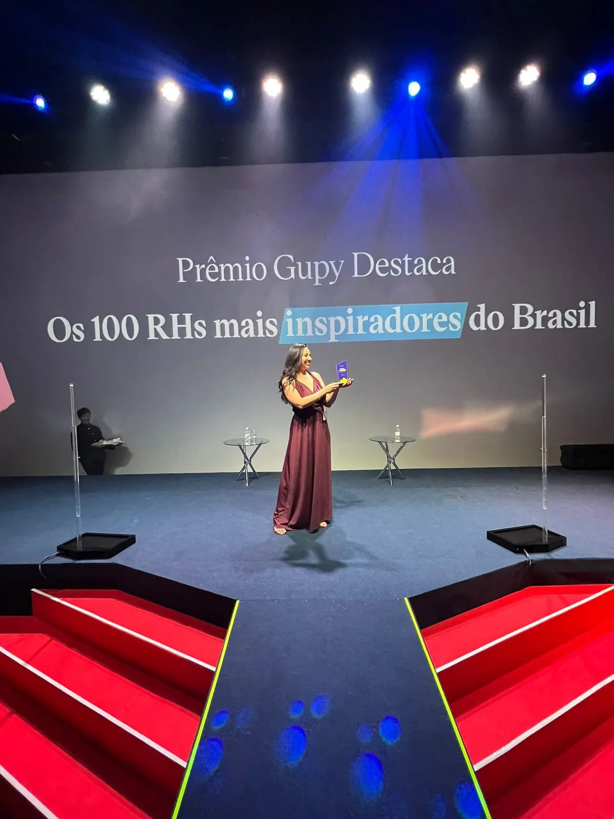 Gaby no palco do Prêmio Gupy Destaca